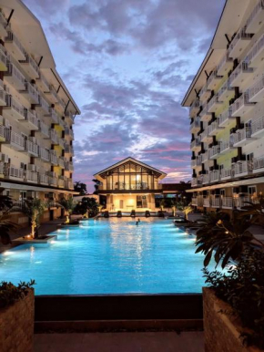 Near Airport Luxury on a Budget Gym, Pool, 55 Smart TV, Balcony facing amenities